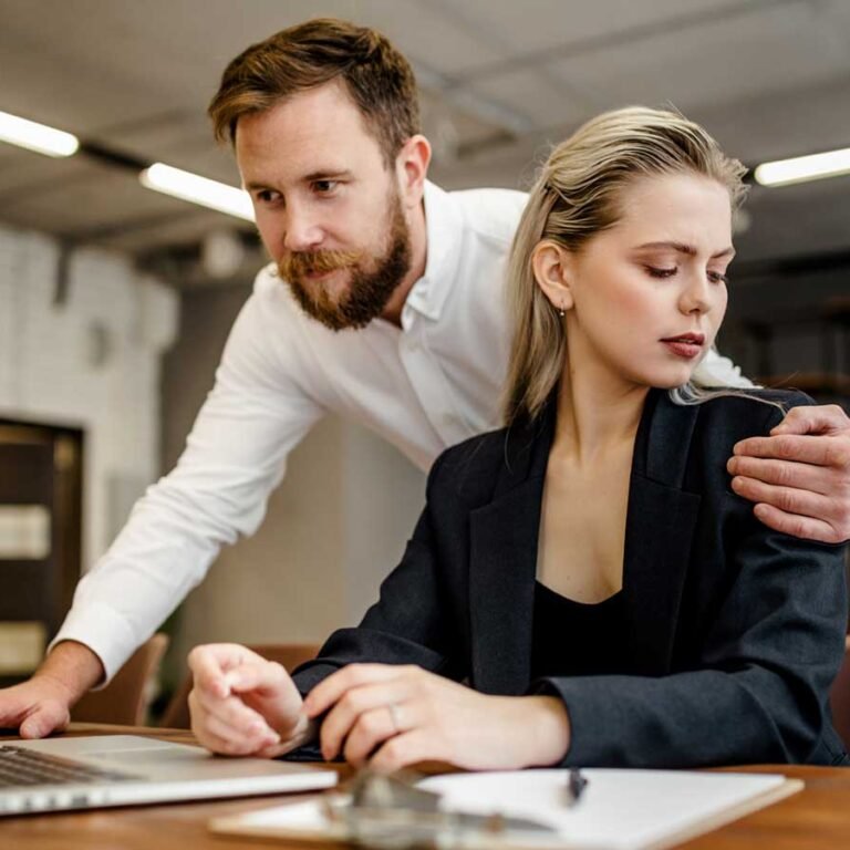 Read more about the article Τα Λεπτά Όρια μεταξύ Φλερτ, Αστείου και Σεξουαλικής Παρενόχλησης